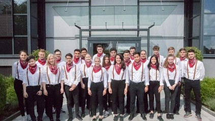 Eine Gruppe Auszubildender vor einem Gebäude