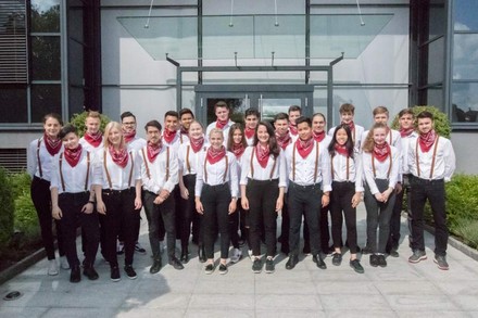 Eine Gruppe Auszubildender vor einem Gebäude