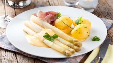 Laut einer YouGov-Umfrage im Auftrag der Deutschen Presse-Agentur mögen 64 Prozent der Erwachsenen in Deutschland Spargel. (Foto: © karepa/stock.adobe.com)
Spargel mit Kartoffel und Schinken