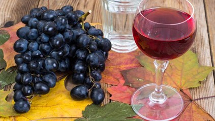 Ein Glas Wein und Weintrauben