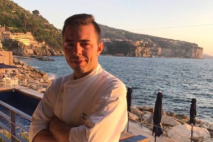 Ein Koch an einer Meeresküste