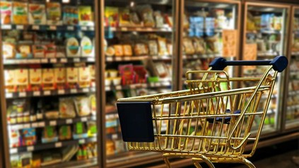 Goldener Einkaufswagen im Supermarkt