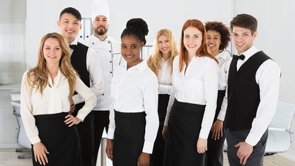 Ein Team junger Hotelmitarbeiter