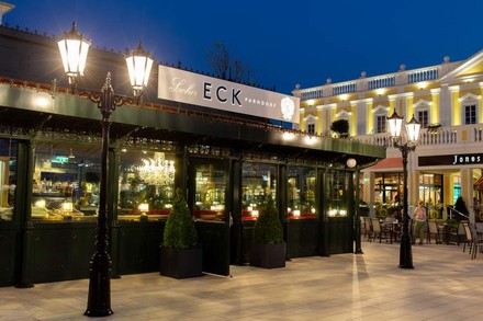 Das Café Sacher Eck bei Nacht