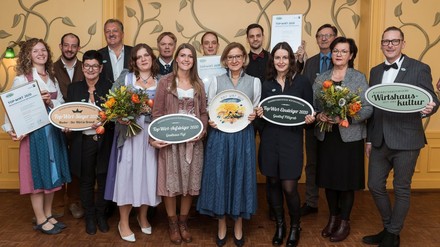 Die Siegerfamilie Hueber, Aufsteiger Patrick Friedrich und Einsteigerfamilie Pillgrab mit Landeshauptfrau Johanna Mikl-Leitner, Michael Duscher (Geschäftsführer der NÖ-Werbung) und Harald Pollak (Obmann der NÖ Wirtshauskultur).
