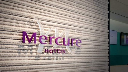 Hoteleingang des Mercure Hotel mit Logo