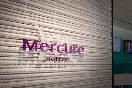 Hoteleingang des Mercure Hotel mit Logo