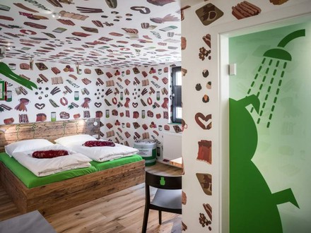 Ein Hotelzimmer mit vielen Bratwürsten auf der Tapete
