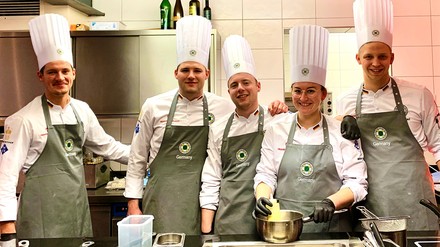 Vier junge Köche in einer Küche