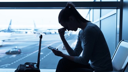 Eine Frau in einer Abflughalle