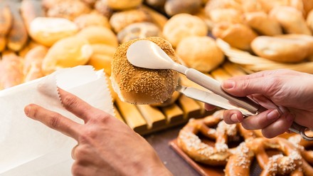 Eine Bäckerin in einer Bäckerei
