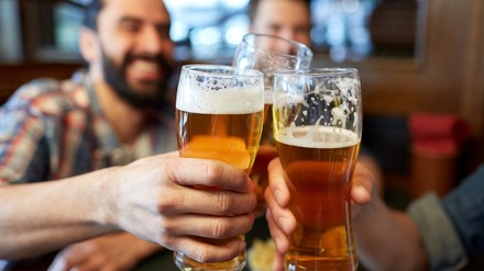 Gäste stoßen mit Bier an