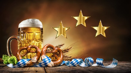 Ein Glas Bier und zwei Brezen in einem bayerischen Wirtshaus