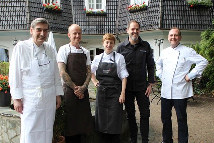 Alfred Schreiber, Rene Mammen, Iris Bettinger, Marco Müller und Christian Dudka vor einem Gebäude