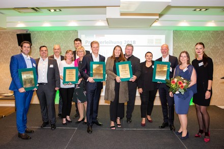 Christian Bergemann, Maik Hörz, Dr. Berthold Uphoff, Sabine Hartmann, Stefan Luckey, Anje Elsesser, Ronald Schnaubelt, Claudia und Jörg Bachmann, Michelle Vivian Hoffmann, Stephan Bode, Andrea Blank und Stephanie Schießl glücklich bei der Preisverleihung