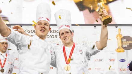 Ale Mordasini bei der Siegerehrung mit seinem Commis Patrick Güntert.