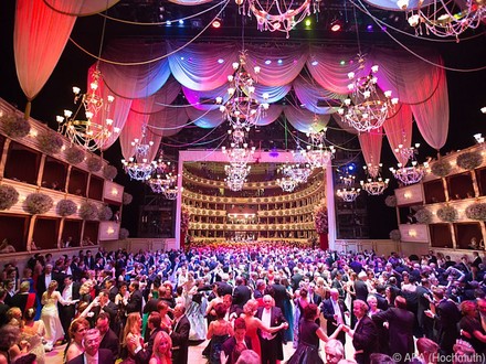 Ballsaal mit Gästen