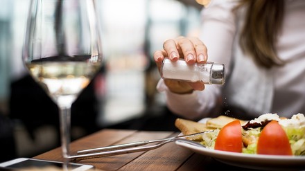 Eine Frau als Gast in einem Restaurant