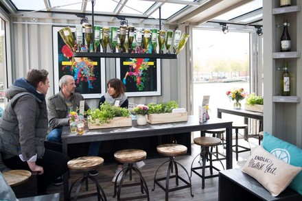 Männer an Tisch in Restaurant Aldi-Bistro Köln