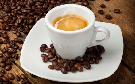 Espresso-Tasse mit ganzen Bohnen