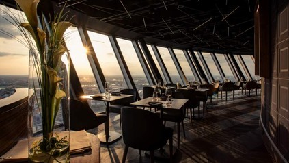 Der elegante Speisesaal des Spitzenrestaurants QOMO im Düsseldorfer Rheinturm.