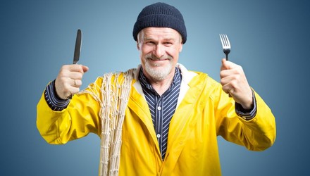 Fischer mit Messer und Gabel in den Händen