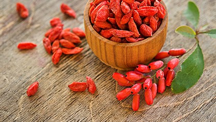 Eine Schüssel voller frischer Giji-Beeren