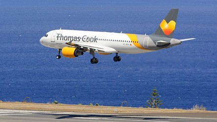 Ein Flugzeug mit dem Logo von Thomas Cook