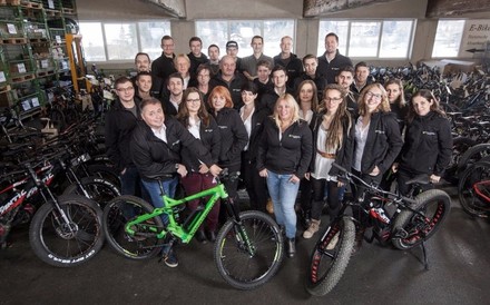 Das Greenstorm-Team in Söll/Tirol mit Fahrrädern