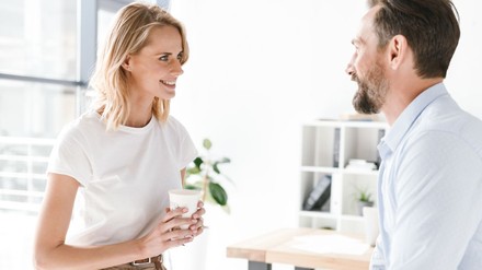 Mann und Frau im Büro, die sich freundlich unterhalten
