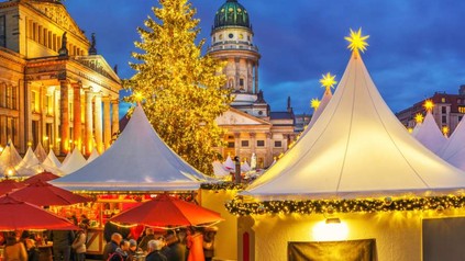 Der Berliner Weihnachtsmarkt am Gendarmenplatz bei Nacht