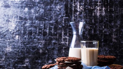 Milch und Kekse auf Tisch