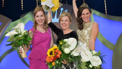 Die neue Deutsche Weinkönigin Carolin Klöckner zusammen mit den Deutschen Weinprinzessinnen Klara Zehnder und Inga Storck aus der Pfalz
