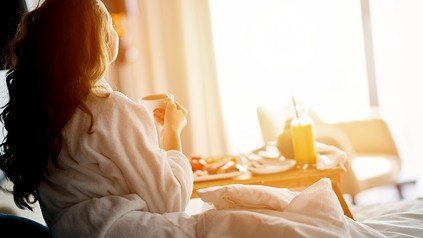 Eine Frau in einem Hotelzimmer