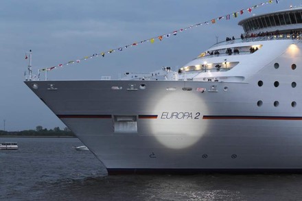 Das Kreuzfahrtschiff „Europa 2“ in einem Hafen
