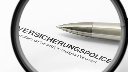 Ein Dokument auf dem das Wort Versicherungspolice hervorgehoben ist