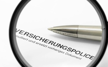 Ein Dokument auf dem das Wort Versicherungspolice hervorgehoben ist