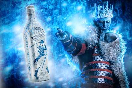 Ein weißer Wanderer aus der Serie Game of Thrones der auf eine weißblaue Whiskyflasche von Johnnie Walker zeigt