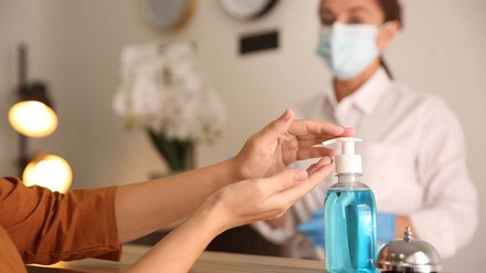 Hygienespender an der Rezeption eines Hotels