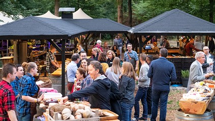 Ein großes Mitarbeitertreffen im Wald, das von den EVENT Hotels organisiert wurde