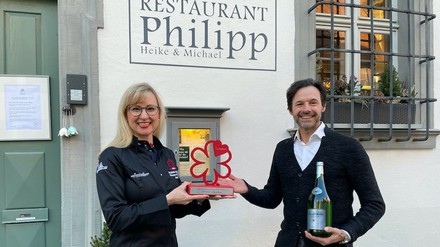 Marc Honold, Geschäftsführer Nestlé Waters Deutschland & Österreich, überreicht Heike Philipp den Michelin Service Award 2021