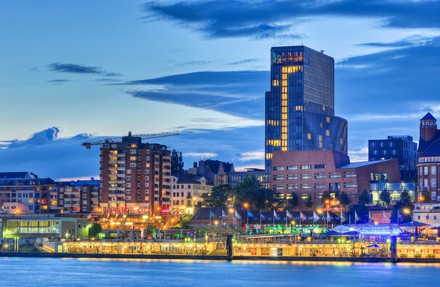 Die nächtliche Uferpromenade von Hamburg. Im Hintergrund Hotels