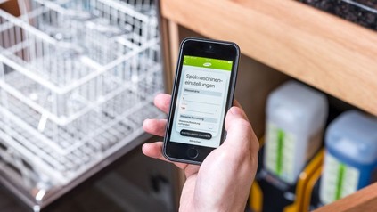 Eine Hand hält ein Smartphone auf dem die Hagleitner-App aktiviert ist