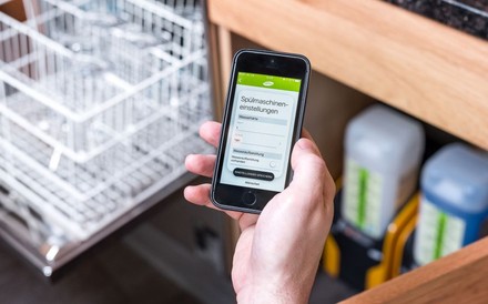 Eine Hand hält ein Smartphone auf dem die Hagleitner-App aktiviert ist