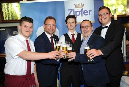 Die Zapf Master2017 (v. l.): Lukas Grubmüller (2. Platz), Christian Payrhuber (Brau Union), Gewinner Kristian Kovacic, Zipfer-Braumeister Harald Raidl und Peter Hartl (3. Platz)