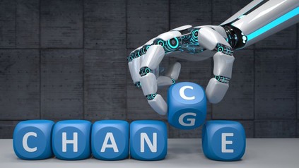 Roboterarm bewegt Buchstabenwürfel