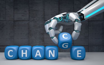 Roboterarm bewegt Buchstabenwürfel