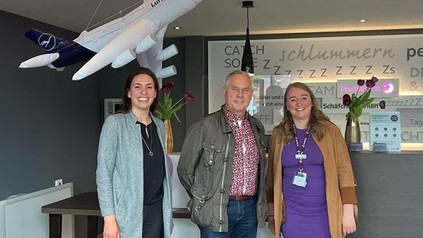 v. r. n. l.: Stefanie Glanemann, Hotel Manager (Premier Inn München Airport Süd); Josef Niedermair (Bürgermeister von Hallbergmoos), Marianne Stöber (Premier Inn München Airport Ost) (Foto: © Premier Inn)