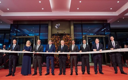 Leute schneiden Band bei Eröffnungsfeier durch