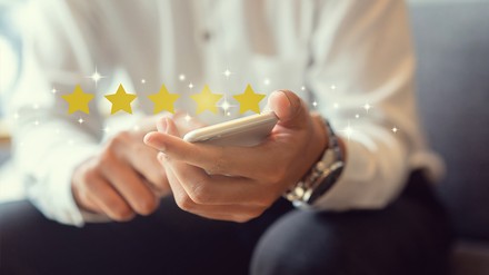 Ein Mann bewertet online ein Unternehmen